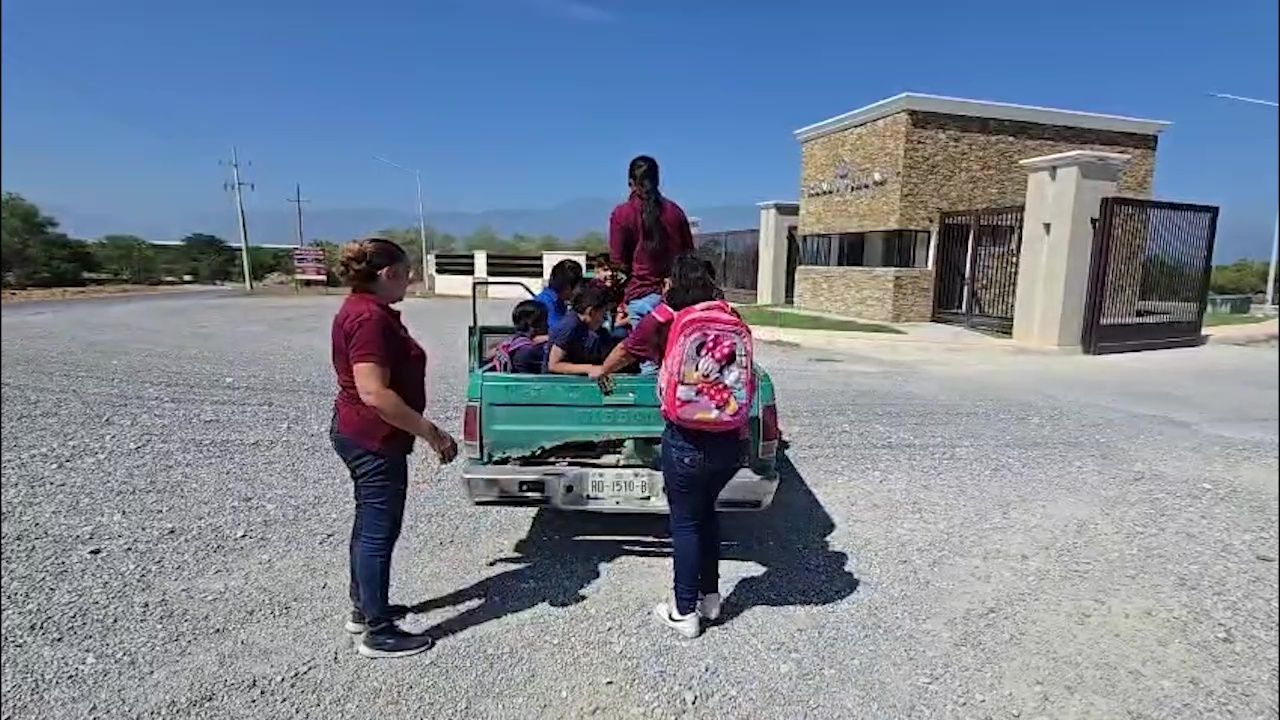 maestra-alumnos-camioneta2.jpg