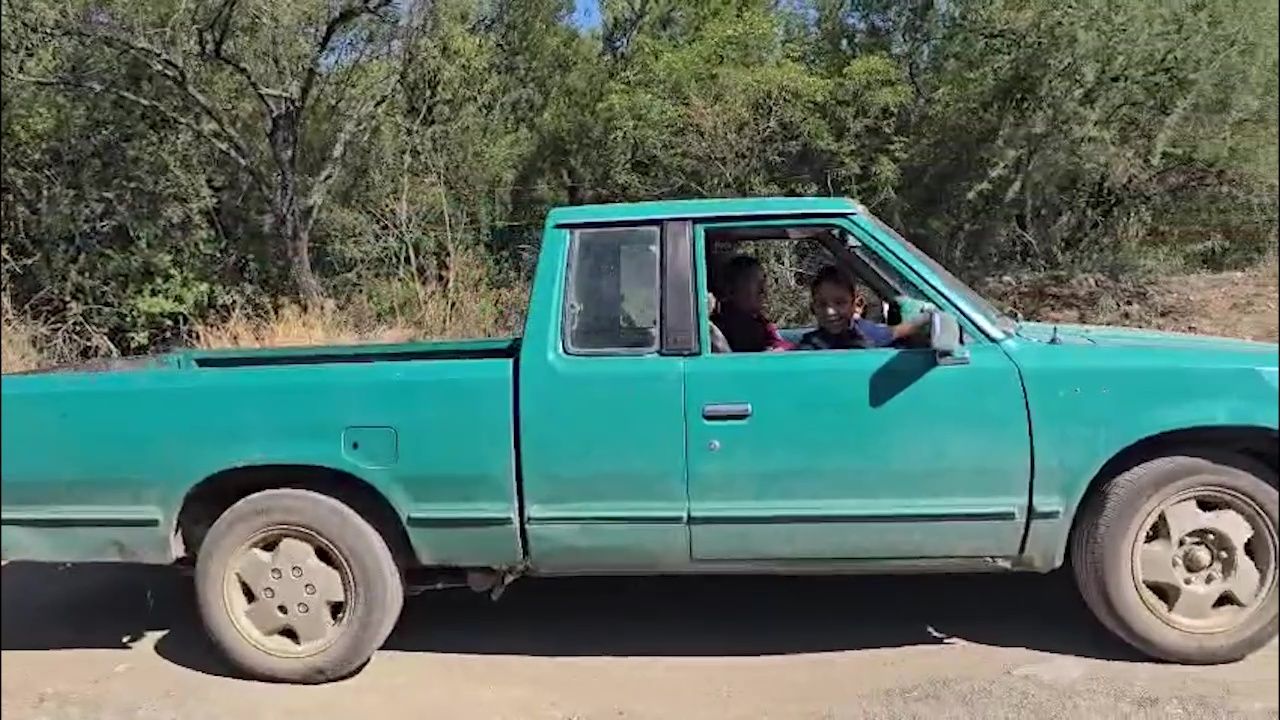 maestra-alumnos-camioneta3.jpg
