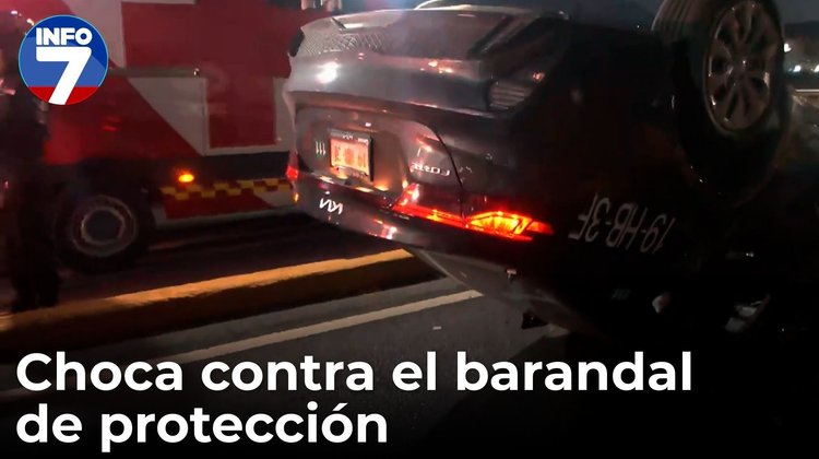 Taxi de aeropuerto se queda dormido y vuelca en Av. Constitución en Monterrey | INFO7