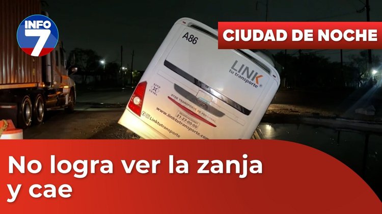 Camión de pasajeros cae en zanja en Carretera a Monclova | INFO7