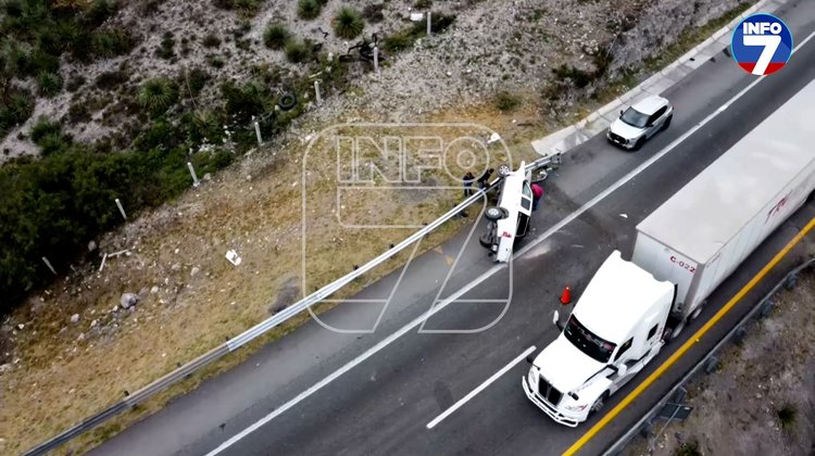 Largas filas por volcadura en Carretera a Saltillo | INFO7