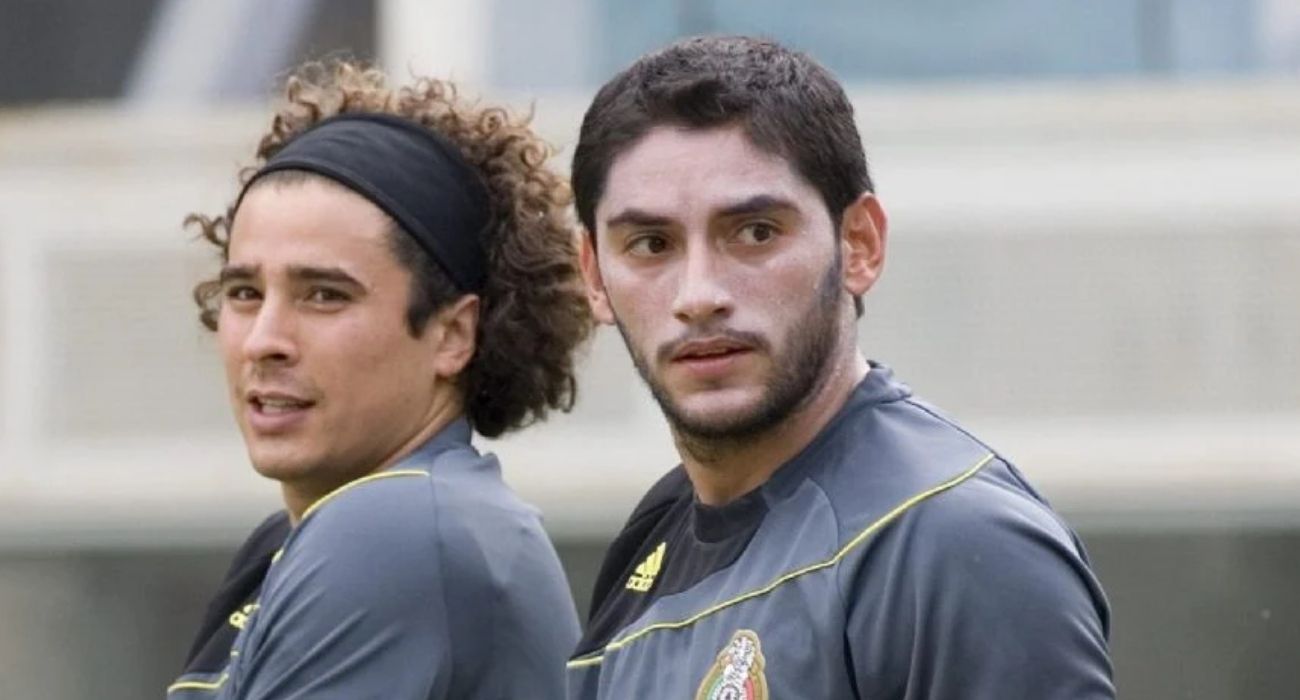 memo ochoa jesus corona 2012.jpg