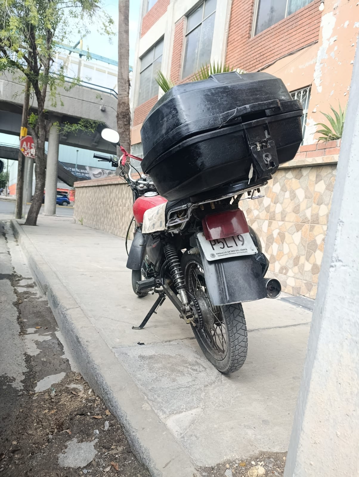 moto-placa-colgada-2.jpeg