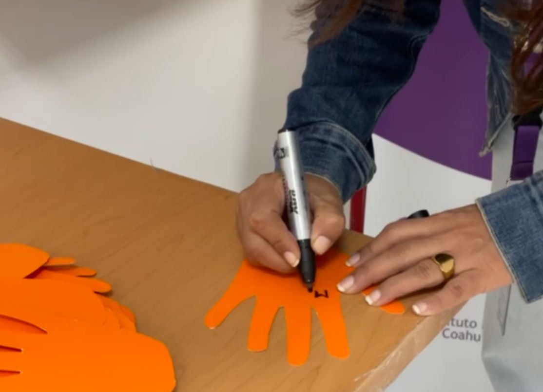 mujeres participan en Mural con Manos Naranjas del IEC 1.jpeg