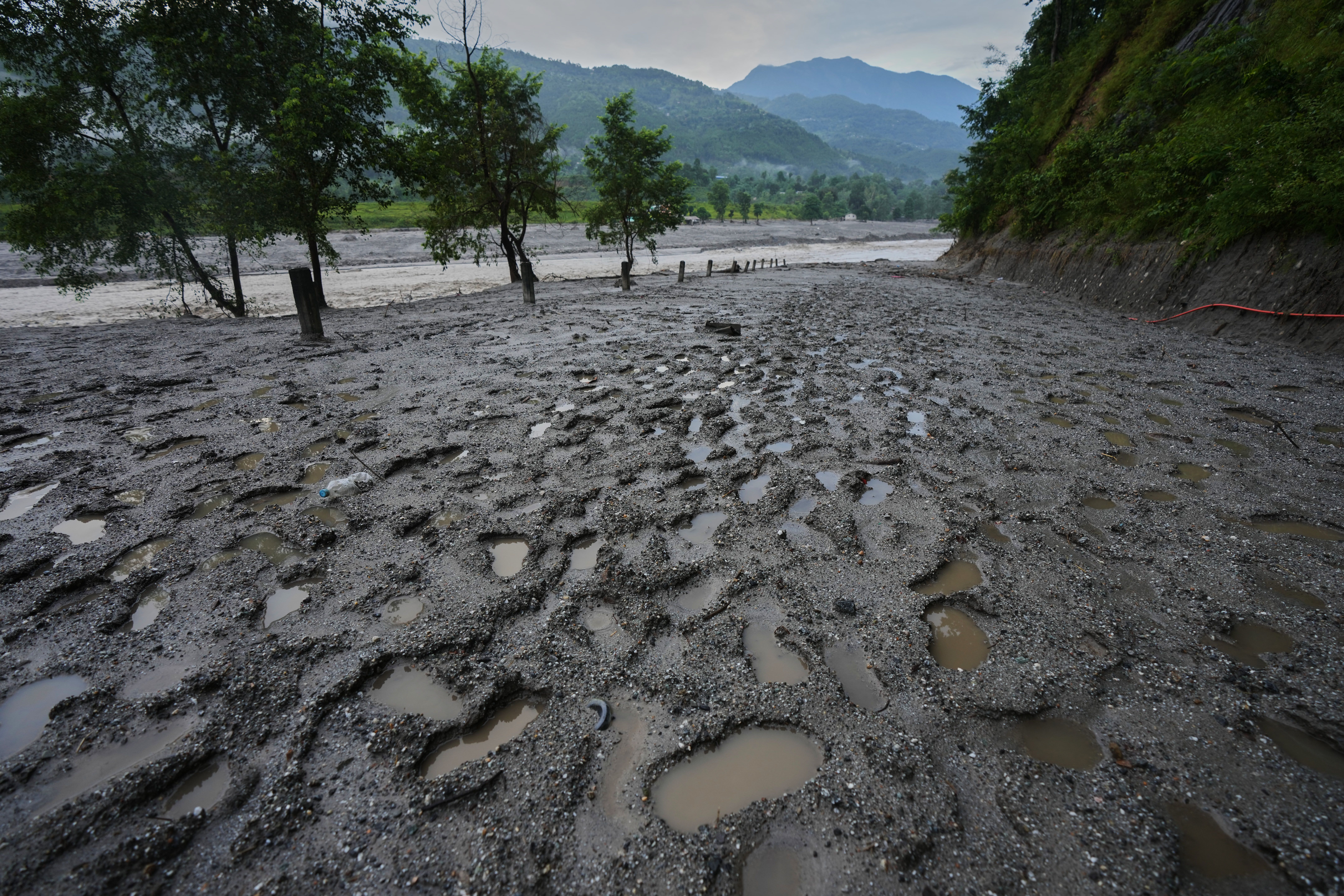 nepal-advierte-sobre-riesgo-de-comer-peces-arrastrados-riada.jpg