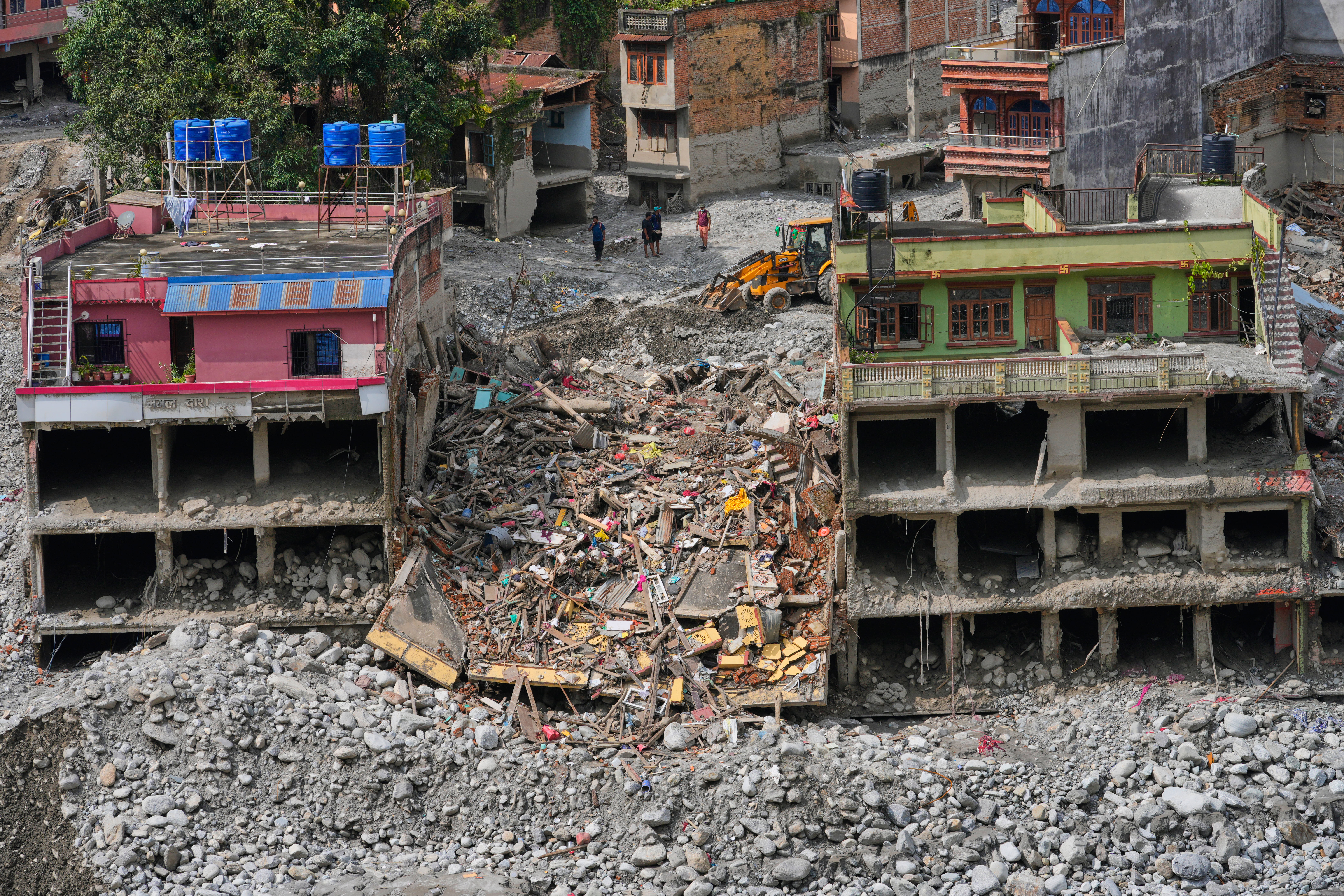 nepal-intensifica-busqueda-de-121-sobrevivientes.jpg