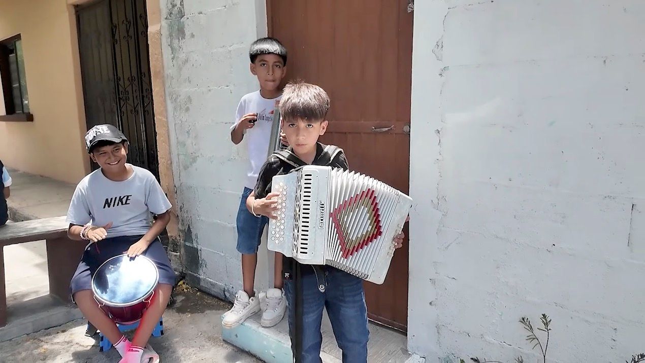 ninos-cumbia-musicos2.jpg