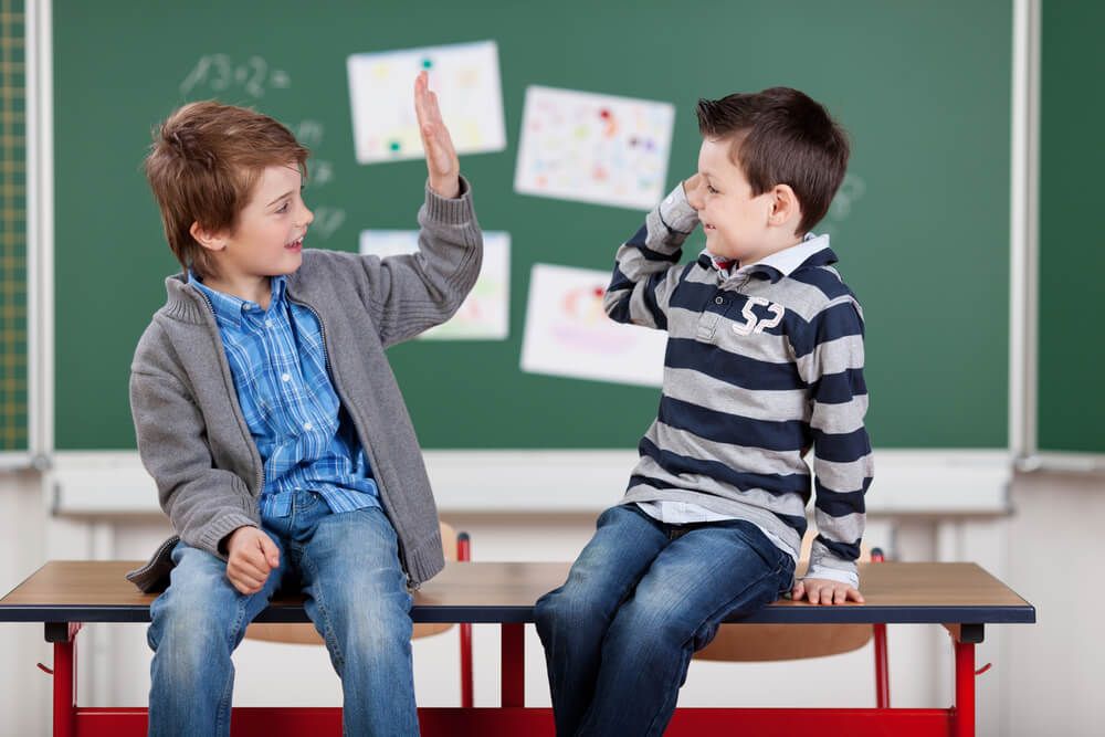niños en salon.jpeg