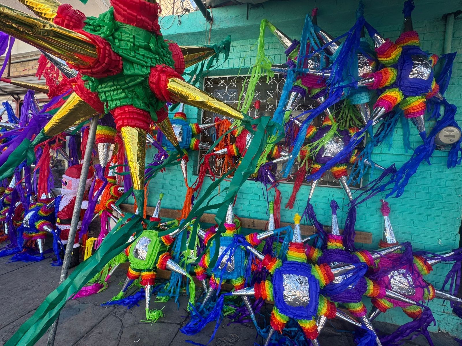piñatas-afuera-del-local .jpg
