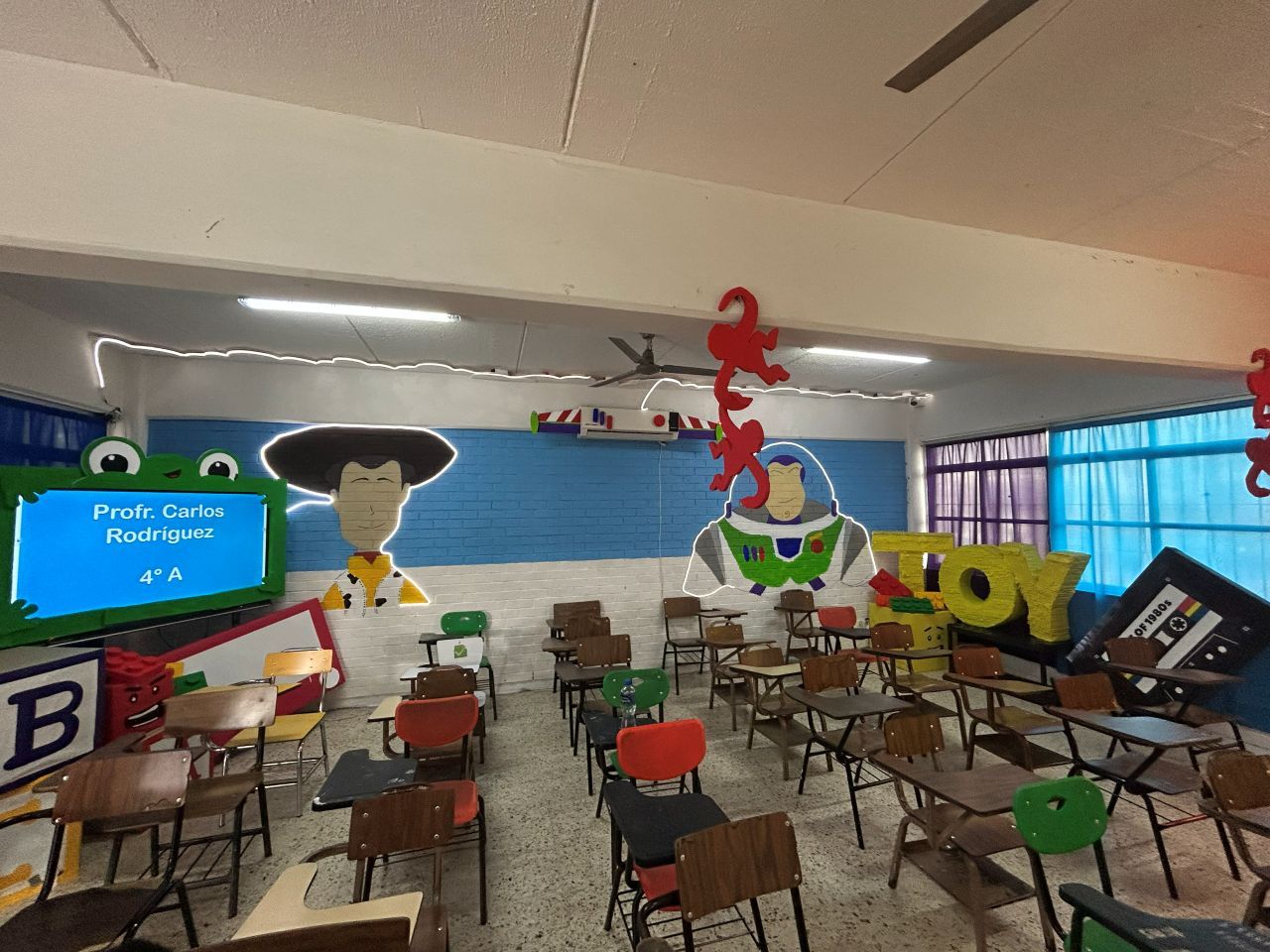 profe-chido-salon-toy1.jpg