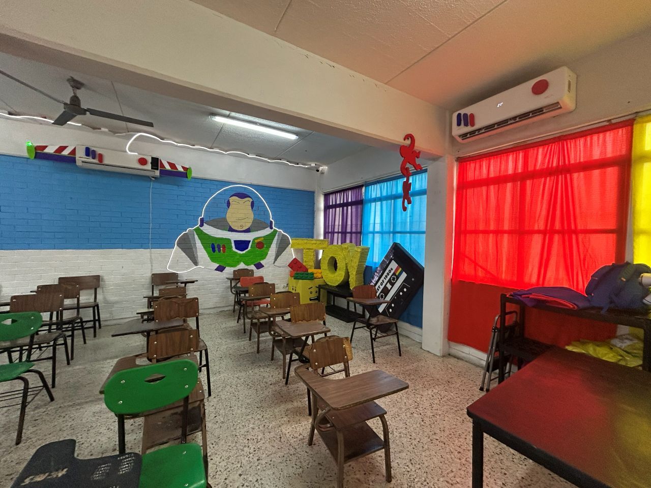 profe-chido-salon-toy2.jpg