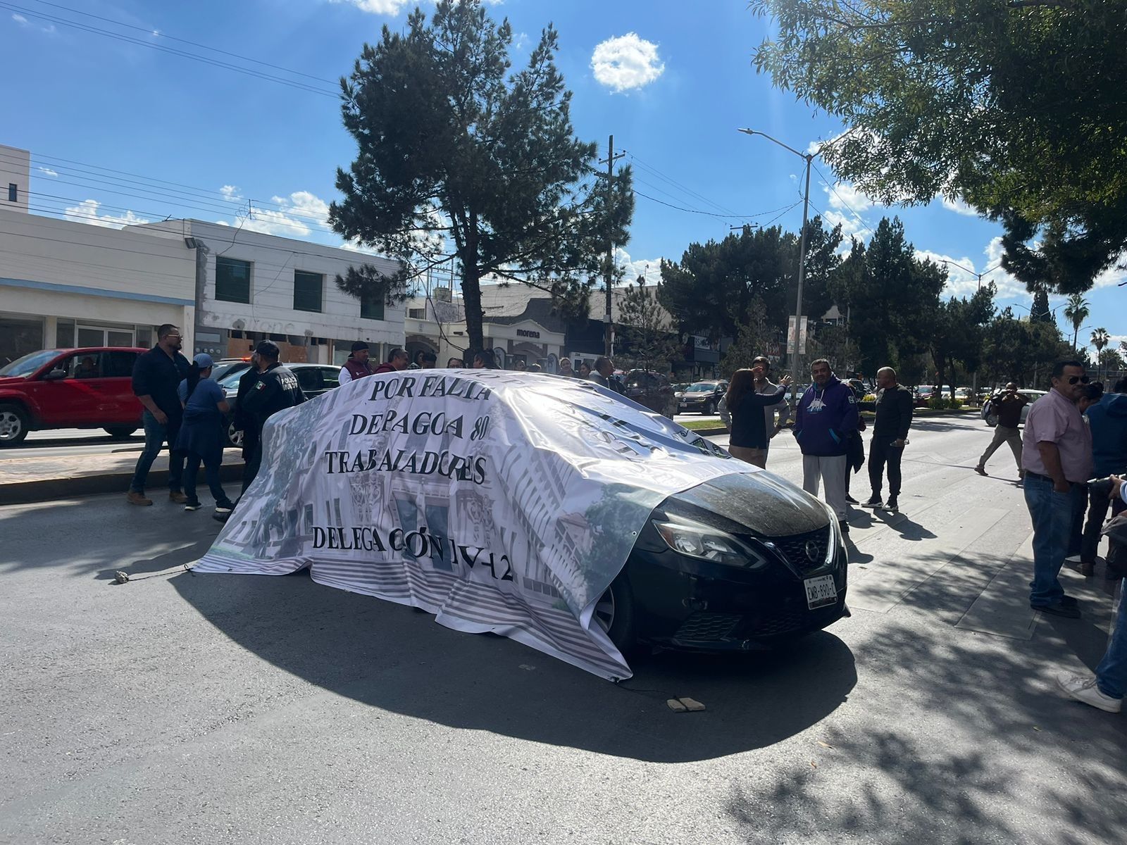 protesta-coche-en-medio-calle .jpg