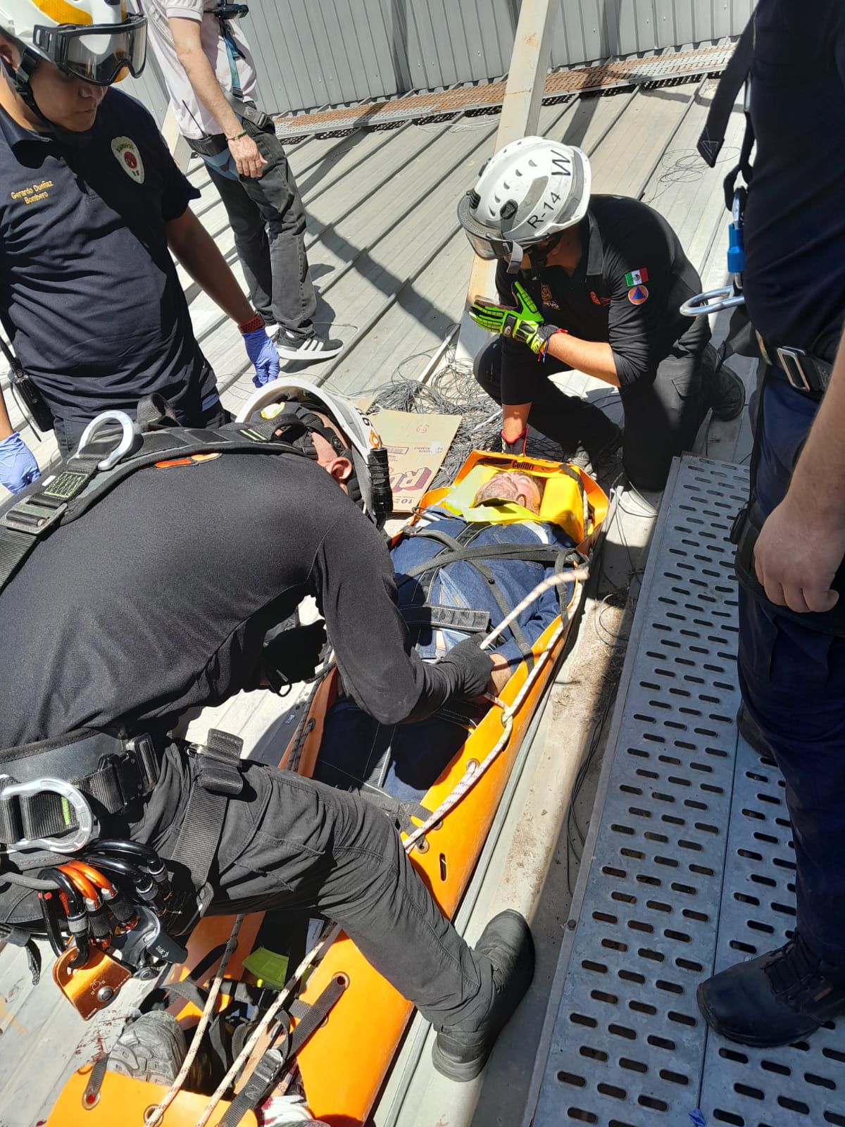 rescatan-a-hombre-tras-sufrir-caida-en-el-techo-de-una-tienda-2.jpg