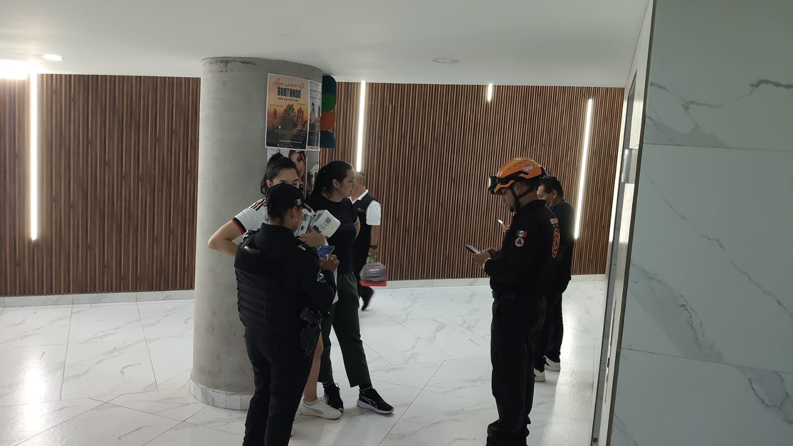 rescatan-dos-personas-atrapadas-elevador-monterrey.jpg