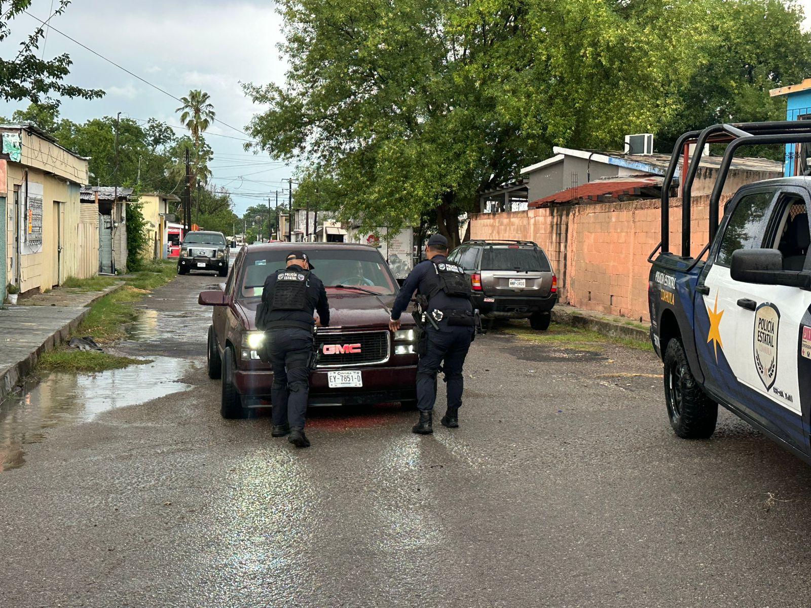 rescatan-familia-arrastrada-por-corriente-piedras-negras.jpg