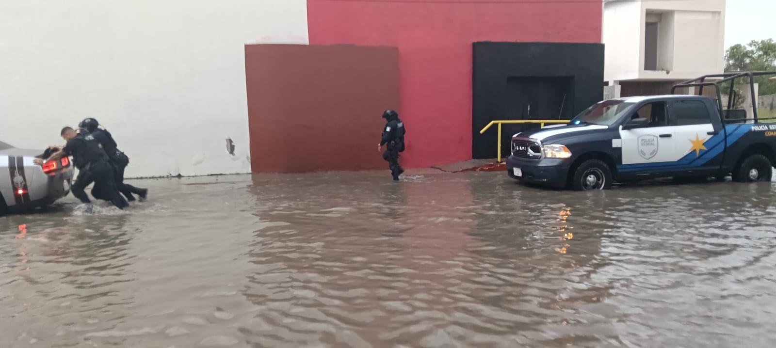rescatan-familia-arrastrada-por-corriente-piedras-negras.jpg