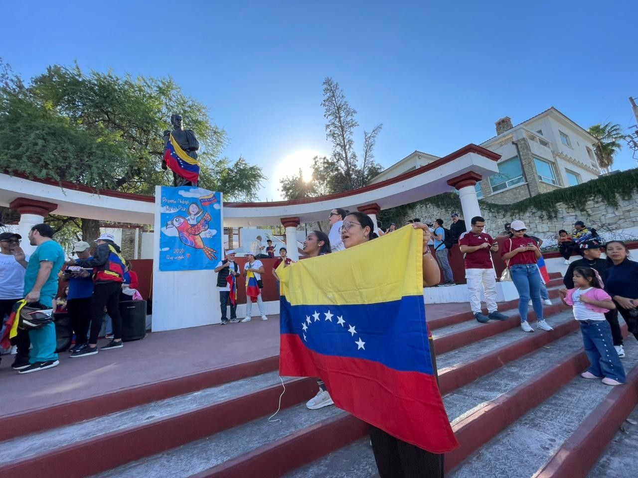 señoras-sosteniendo-la-bander-venezuela .jpg