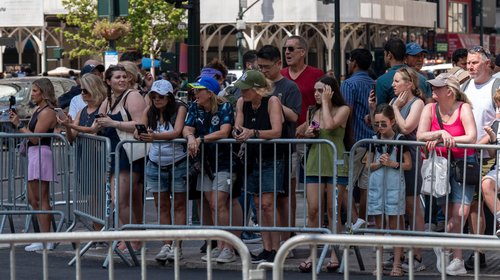 'Swifties' recorren NY en busca de 'señales' de la boda de Taylor