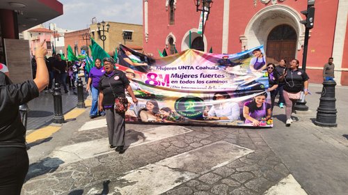 Más de mil mujeres de la UNTA marchan pacíficamente por el 8M