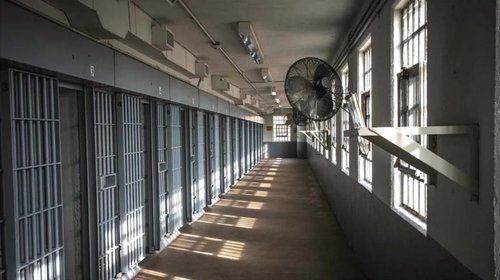 Retienen a migrantes en cárcel de máxima seguridad 