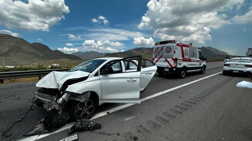 Conductor se impacta contra barrera en la Saltillo-Monterrey