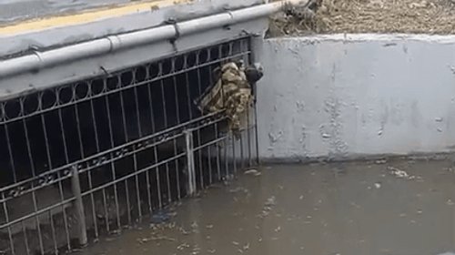 Continúan usando drenajes como refugio en Ramos Arizpe
