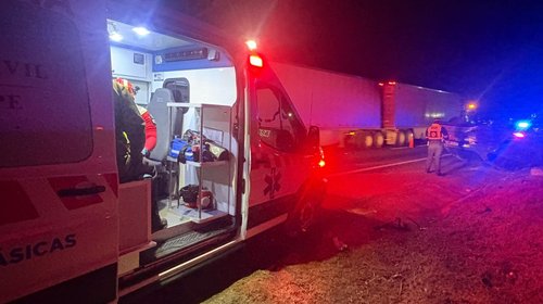 Camión choca carro y provoca volcadura en la Saltillo–Monterrey