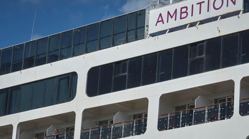 Zarpa crucero Ambition tras brote de gastroenteritis
