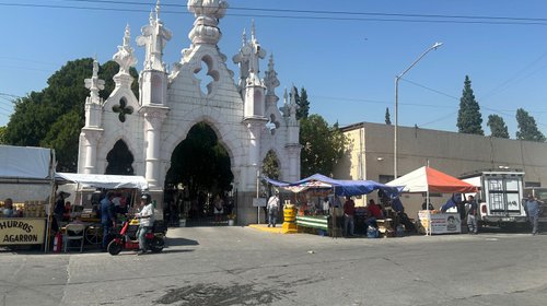 Visitan panteón previo al Día de Muertos en Monterrey