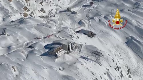 Personas quedan atrapadas en teleférico en los Alpes italianos