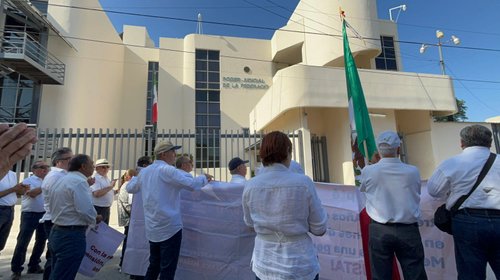 Jubilados de Pemex y CFE llevan protesta al Poder Judicial