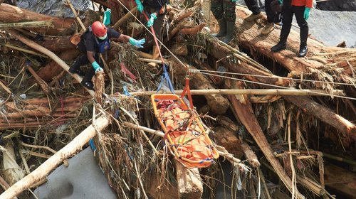 Dejan inundaciones más de 1,300 muertos en Asia