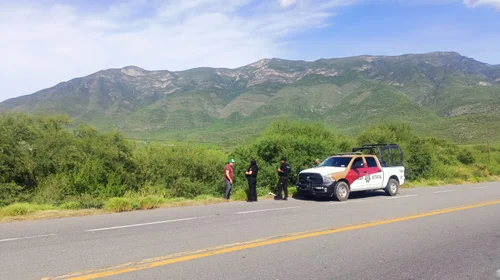Atienden volcadura de camión de carga en Carretera Federal 101