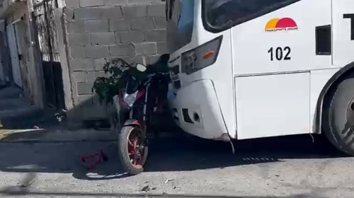 No respeta señalamiento vial y deja lesionado a motociclista