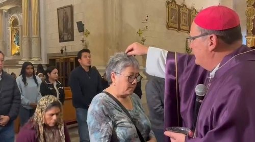 Fieles participan en imposición de ceniza en Saltillo