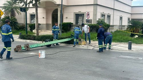 Vuelca camioneta, tira semáforo y cámaras en San Pedro 