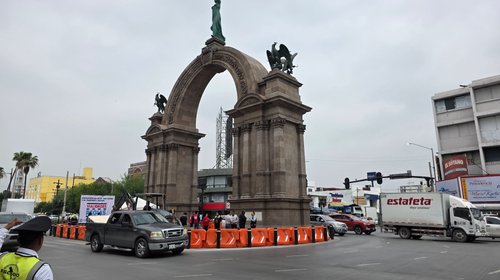 Reabrirán carriles centrales del Arco de la Independencia.