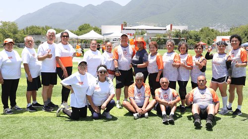 Abuelitos participan en primer Mundialito de Fútbol Caminado