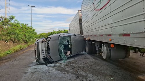 Volcadura e incendio paralizan corredor Colosio al sur del estado