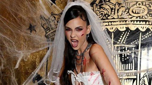Celebridades deslumbran con creativos disfraces de Halloween