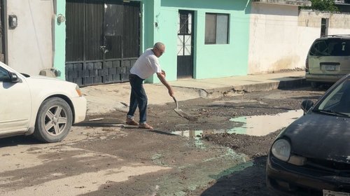 Vecinos reparan calles de Victoria ante incapacidad del municipio