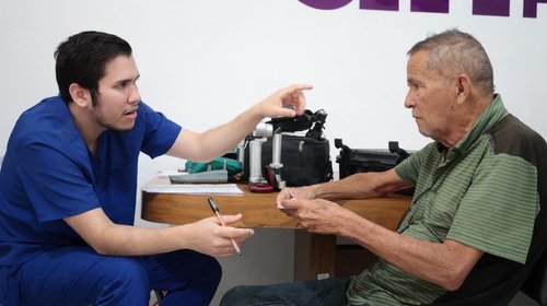 DIF Parras realiza jornada para detectar problemas de vista