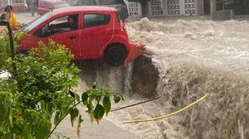 Tormenta provoca inundaciones y atrapa a personas y coches