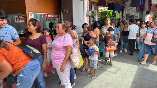 Padres de familia hacen largas filas para comprar uniformes 