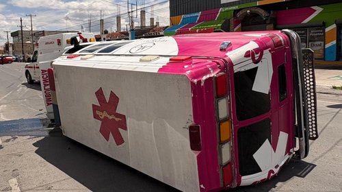 Video revela momento en que ambulancia vuelca en Saltillo