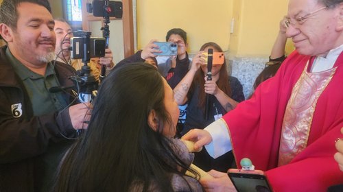 Feligreses reciben la bendición de gargantas en Saltillo