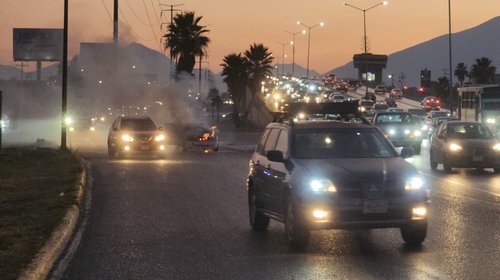 Fuego consume automóvil en el bulevar Fundadores