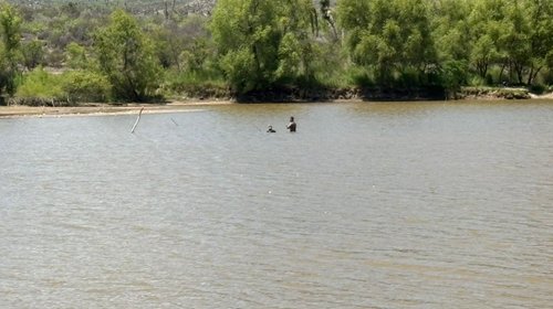 Retiran a dos jóvenes de presa por ingresar a nadar