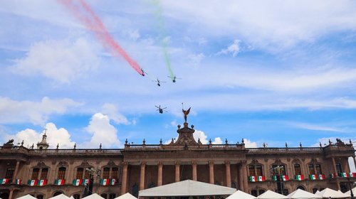 Conmemora 215 aniversario de Independencia con desfile militar 