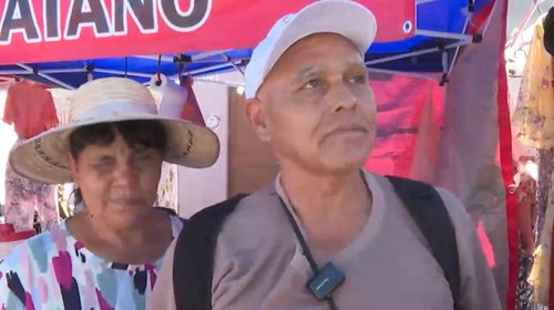 Canta en mercados para salir adelante pese a perder la vista